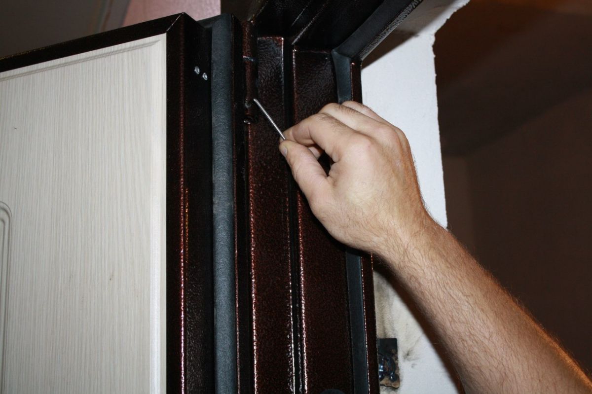 ремонт металлических дверей