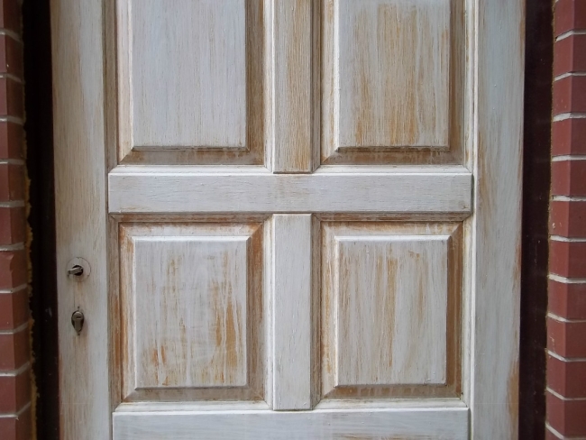 покраска деревянных дверей